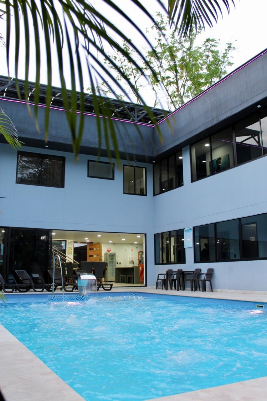 Piscina de Villa Renacer durante el día