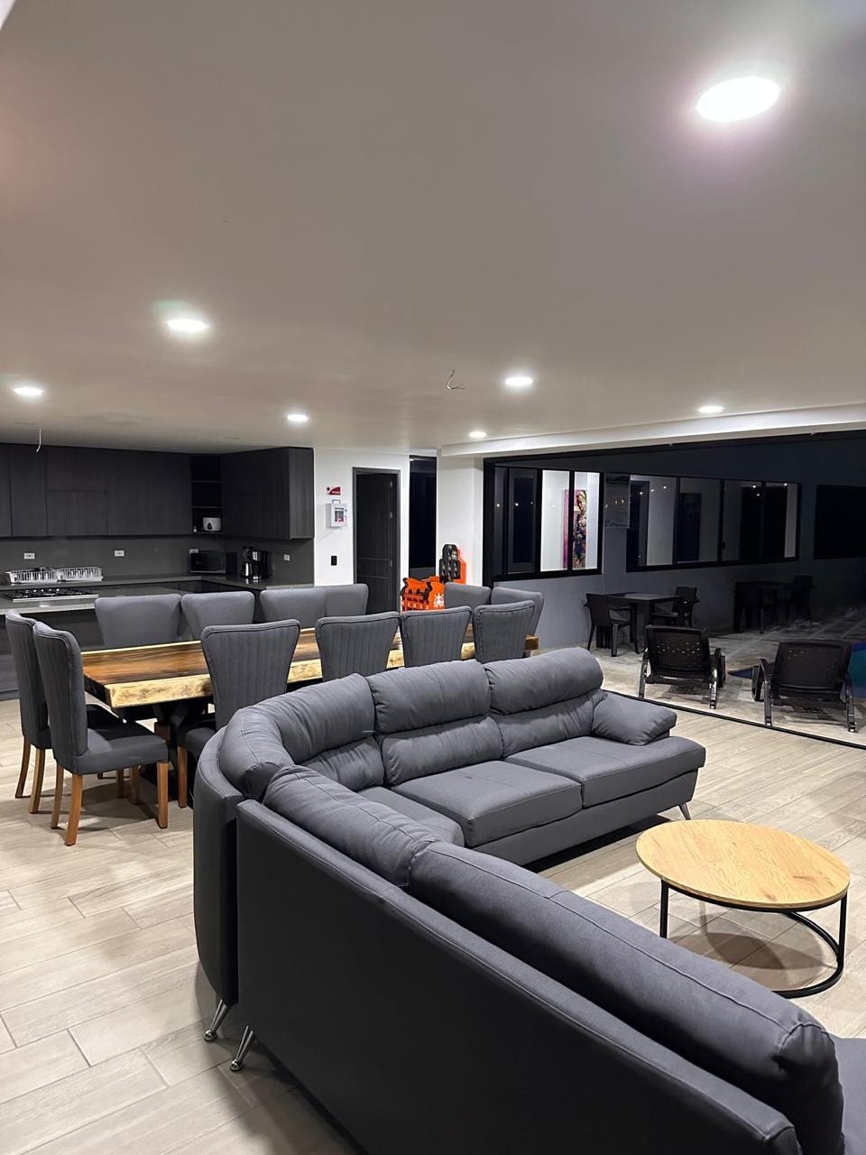 Sala y cocina integrada de Villa Renacer