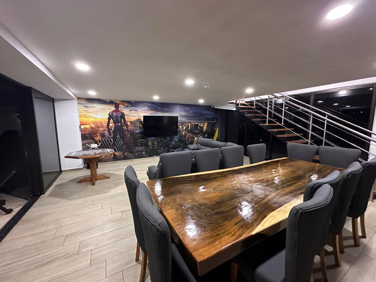 Salón principal con mesa de madera