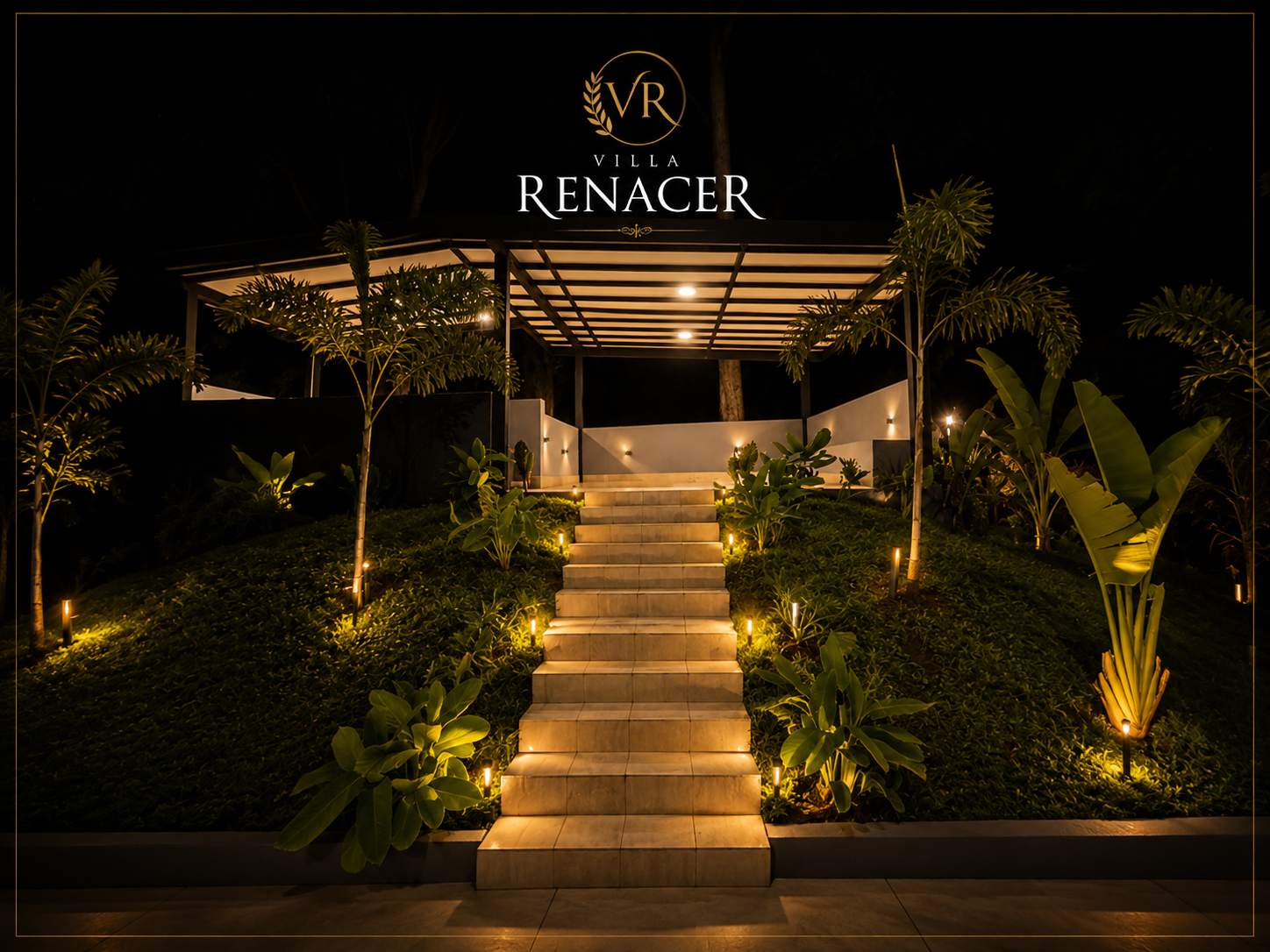 Escaleras iluminadas de noche en Villa Renacer con jardines tropicales